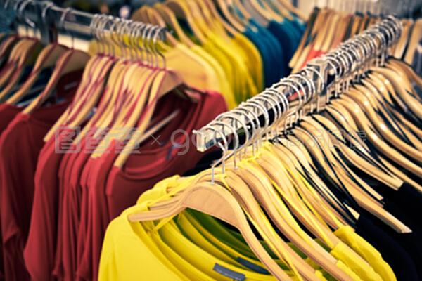 现代服饰零售店的多元景观 从T恤到鞋帽的消费体验